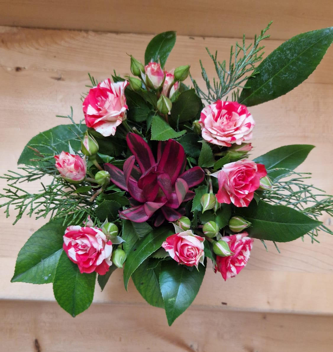 aranjament floral mic cu trandafiri si amaryllis