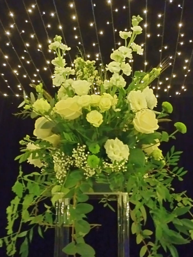 aranjament floral mare cu trandafiri albi